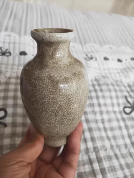ひび割れ模様のグレー陶器一輪挿し