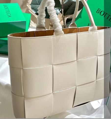 BottegaVeneta ホワイトハンドバッグ