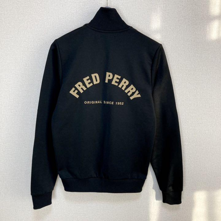 お得最安値 美品 FRED PERRY フレッドペリー トラックジャケット 黒 でかロゴ D19FH-m42122983787 20%OFF