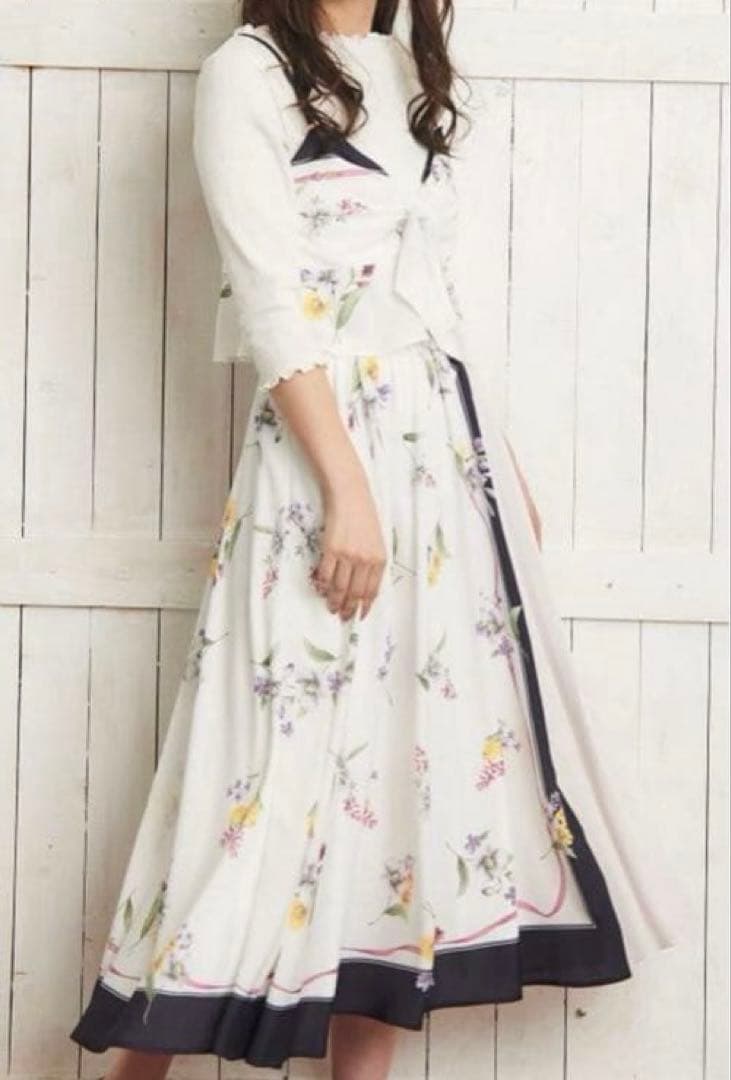 ⭐︎新品未使用⭐︎ノエラ　2wayフラワースカーフ柄キャミ／スカート