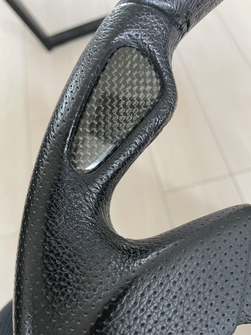 MOMO モモ　ステアリング　黒レザー　美品
