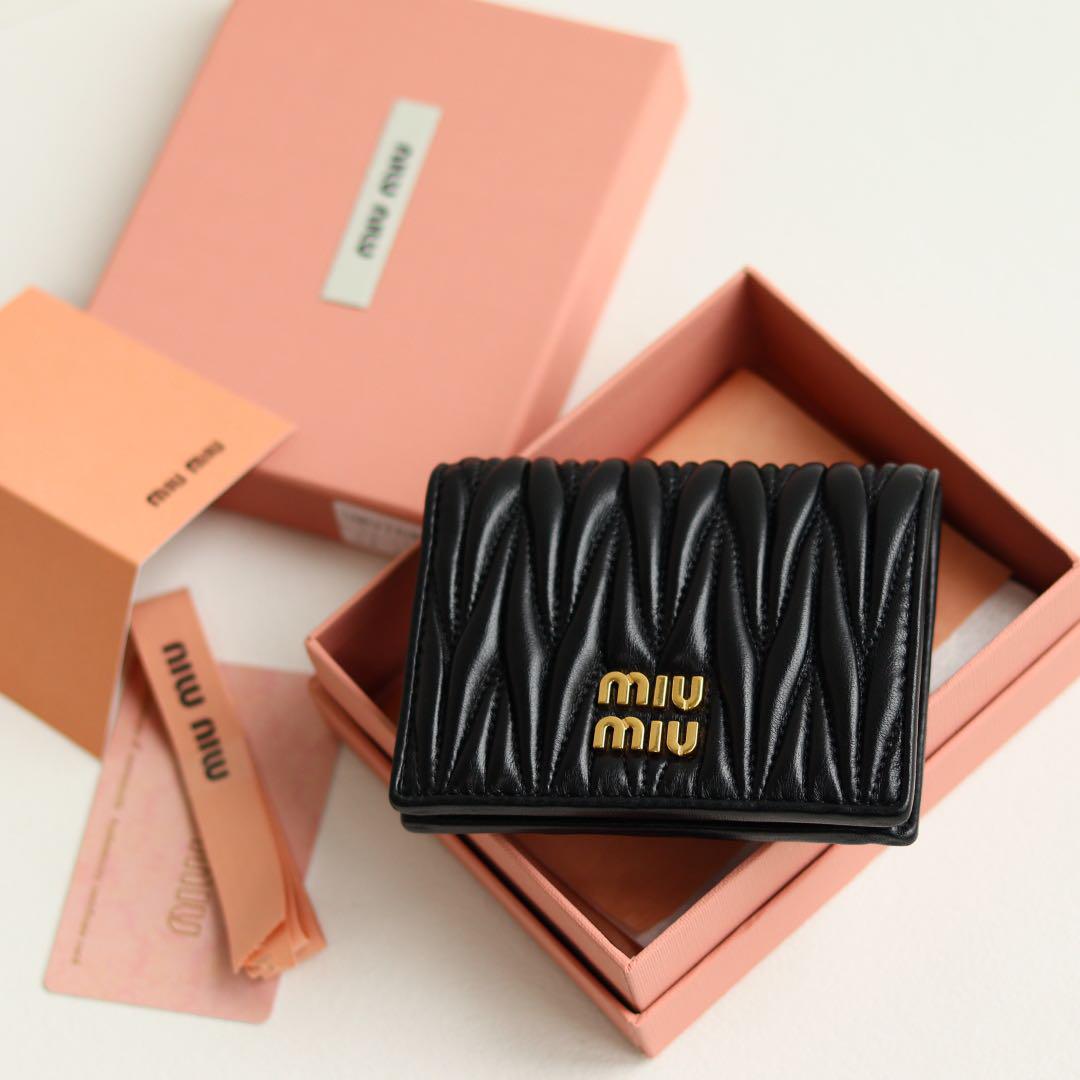 新品 miu miu 黒 マテラッセ 二つ折り財布 5MV204