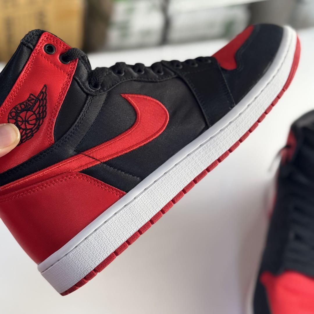 【中古】NIKE AIRジョーダン1ハイ　サテンブレッド【28cm】