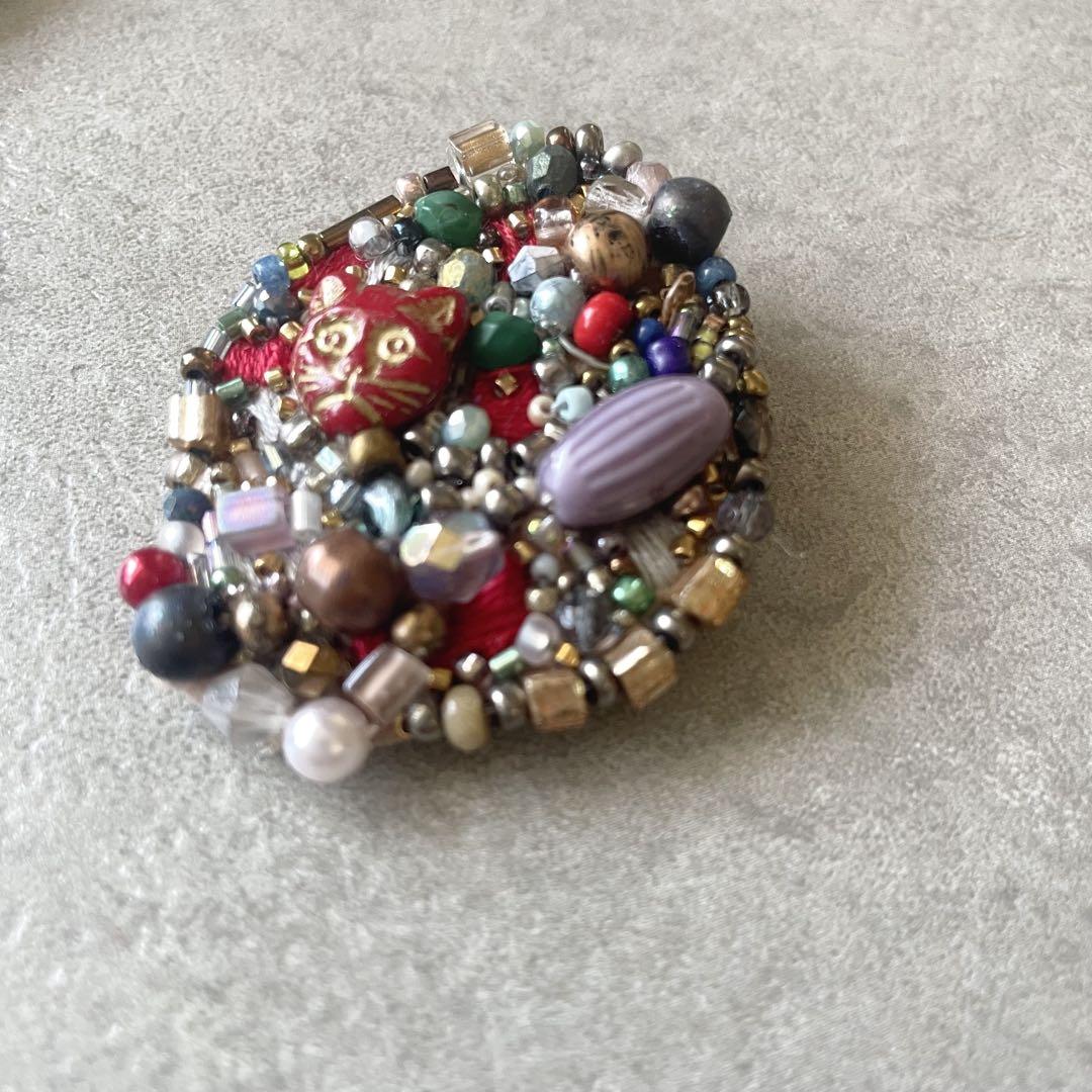20.赤猫 いびつな形 ビーズ刺繍ブローチ カラフル - メルカリ