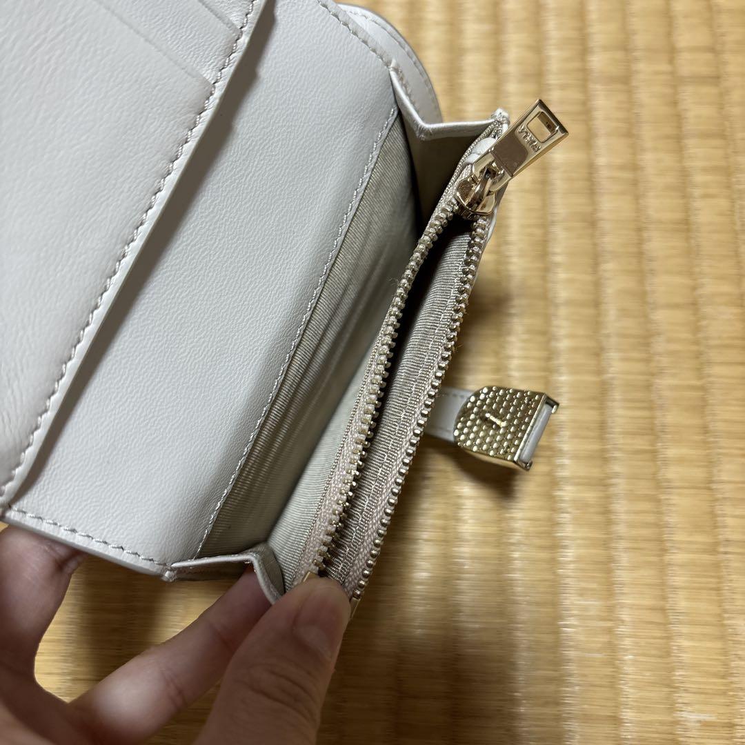 希少！レア！FURLA ホワイト 二つ折り財布 - メルカリ