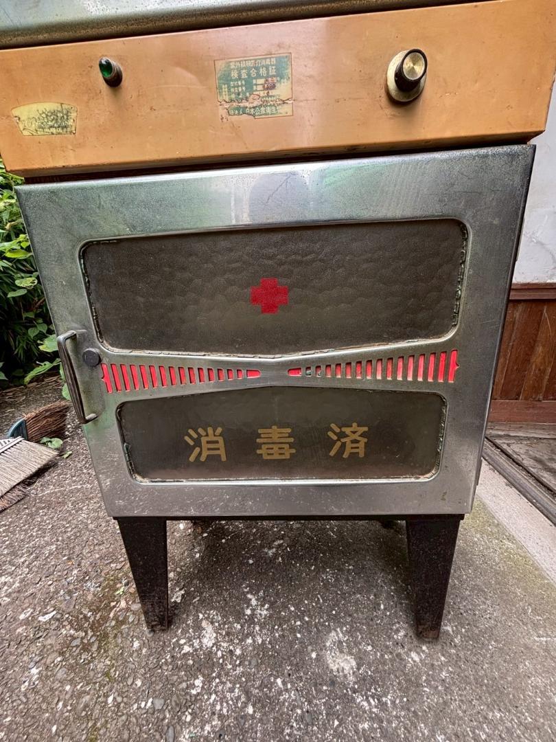 稀少　昭和レトロ　紫外線消毒器＆保管庫　床屋　理容店　ヴィンテージ 稀少 昭和レトロ 紫外線消毒器＆保管庫 床屋 理容店