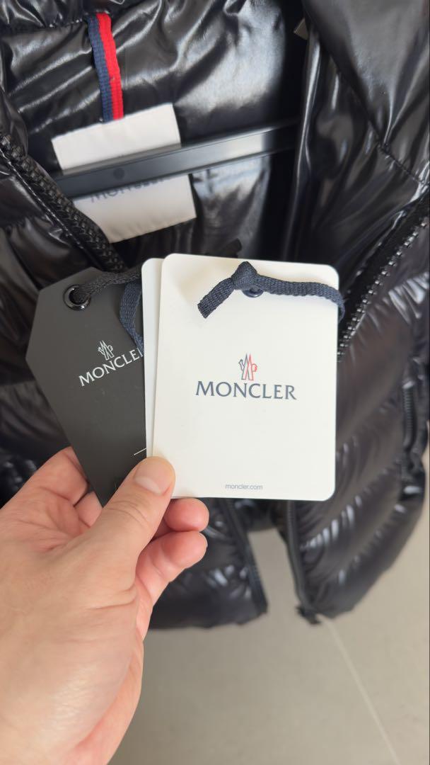 Moncler 黒 ダウンジャケット フード付き