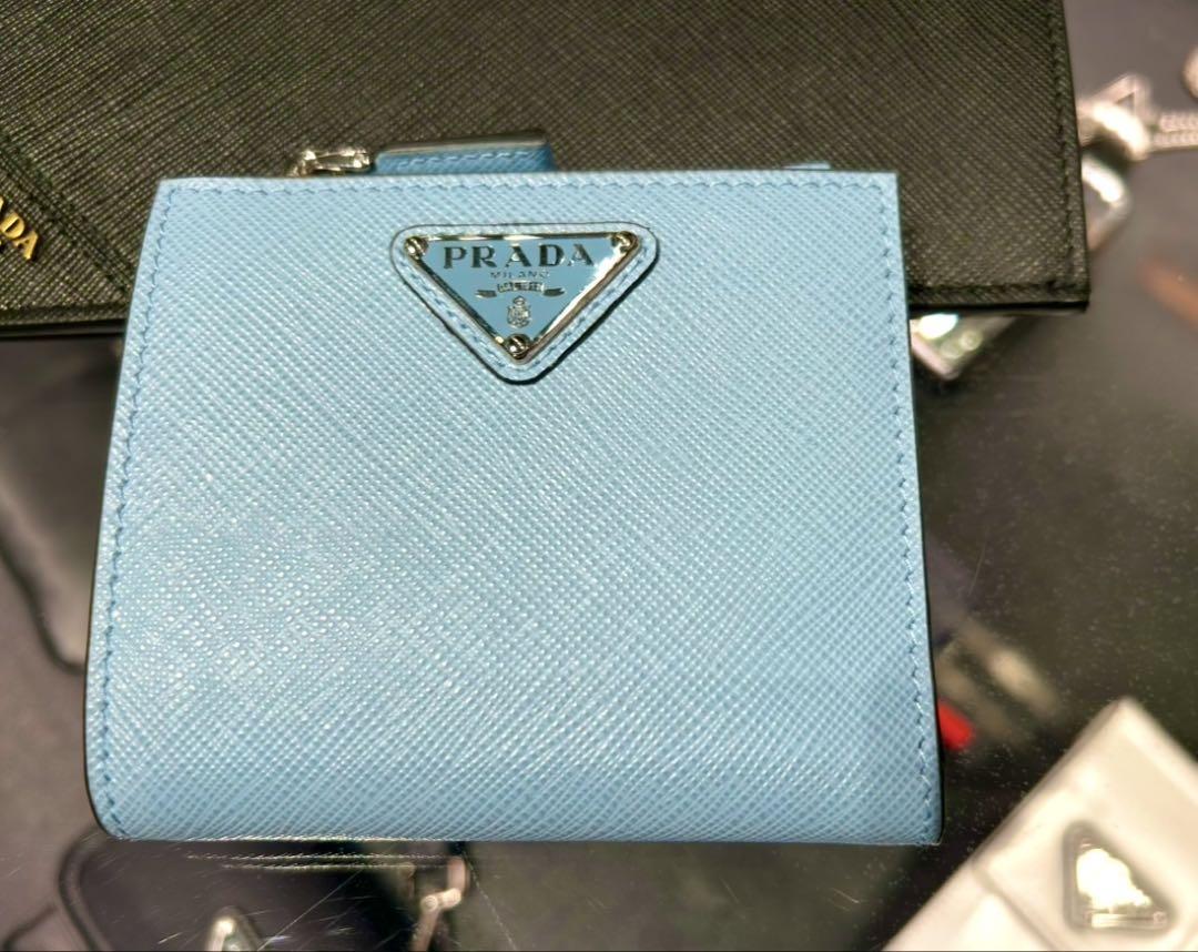 新品★プラダ★ユニセックス★二折財布★水色★トライアングル サフィアーノレザー