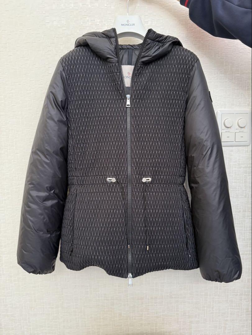 MONCLER ブラック ダウンジャケット フード付き