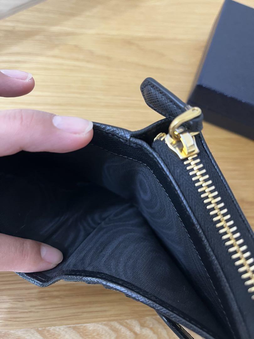 PRADA ブラック サフィアーノレザー 二つ折り財布