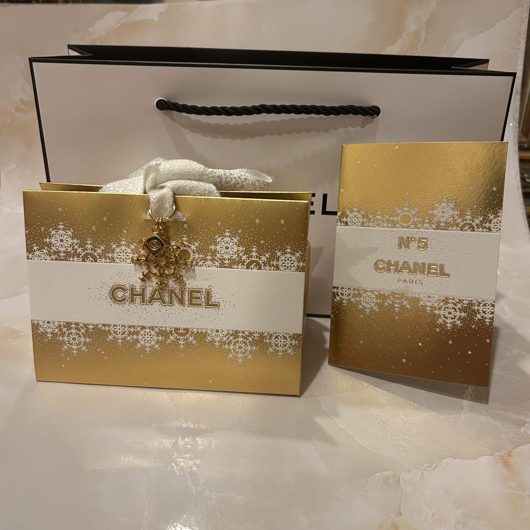 CHANEL 2024 ホリデーギフトボックス、スノーチャーム、ショッパー