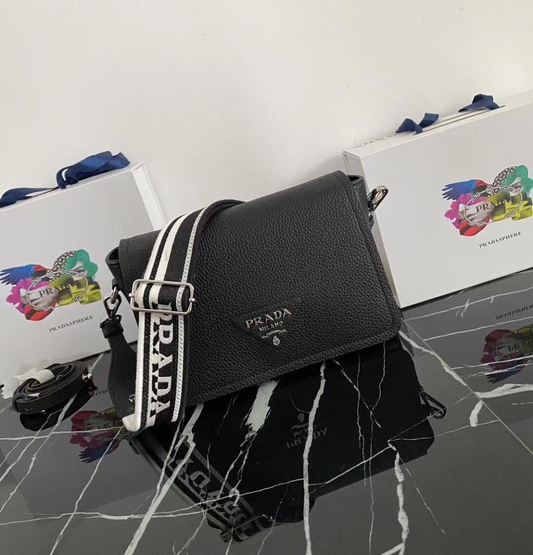 PRADA ◆ ロゴ入り レザー ショルダーバッグ PRADA ショルダーバッグレザーブラックロゴ入り - メルカリ
