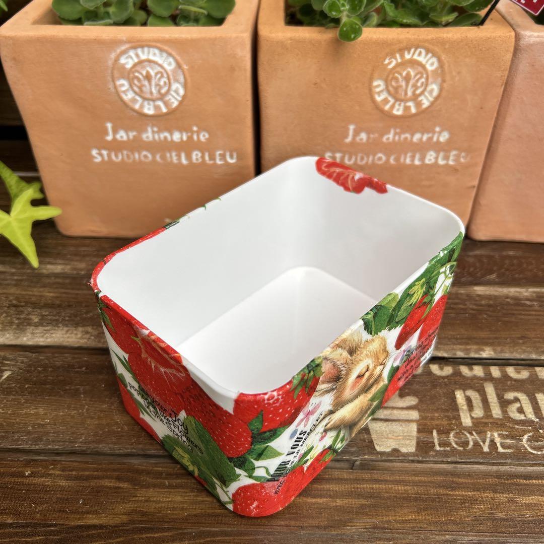 ご購入さ済リメイク　プラスチックケース フレッシュストロベリーでお昼寝うさぎさん