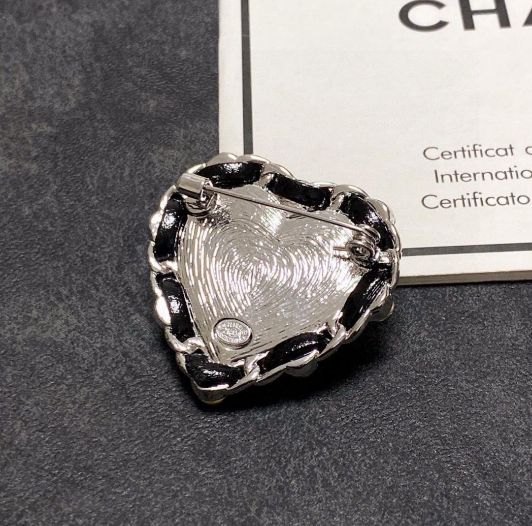 【ハートにときめく上品なきらめき♪】CHANEL ブローチ 付けるだけで一気にお洒落に♡】CHANEL ハート ブローチ (CHANEL