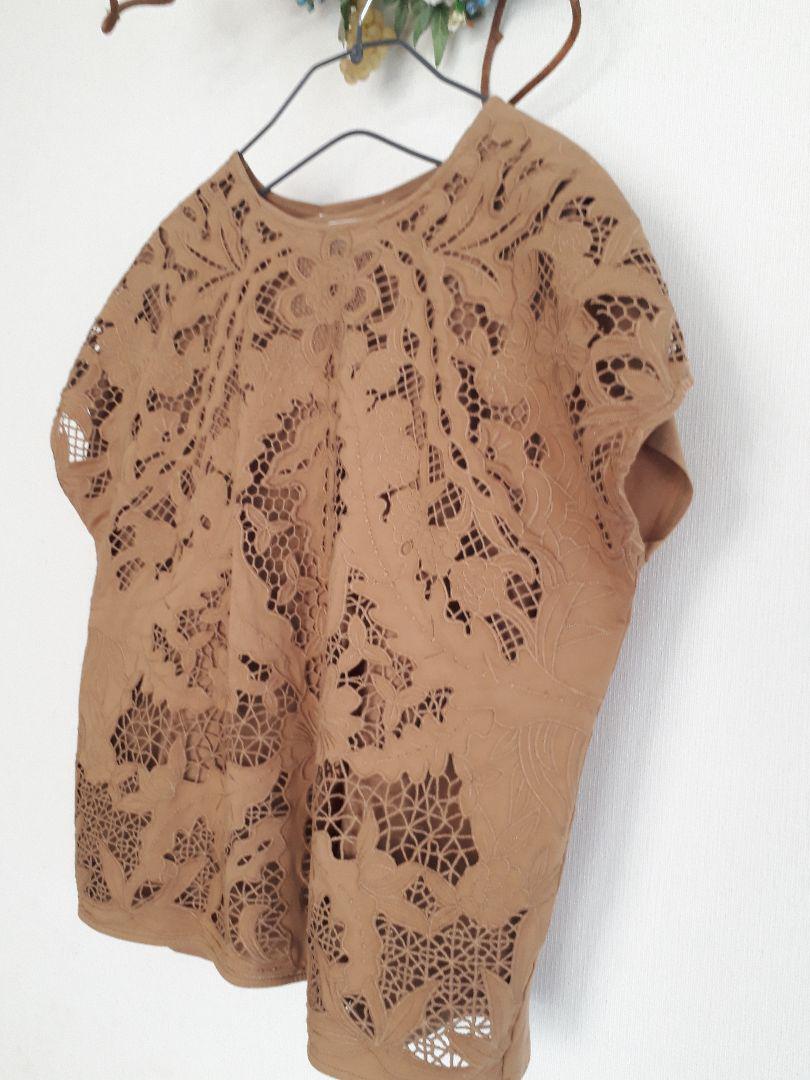 のサイズ ビアズリー 新品!
レース刺繍カットソー インナー付き キャメル EiMV2-m42607423640 しますので