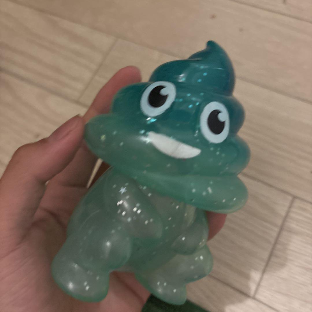 青緑色のキャラクター フィギュア