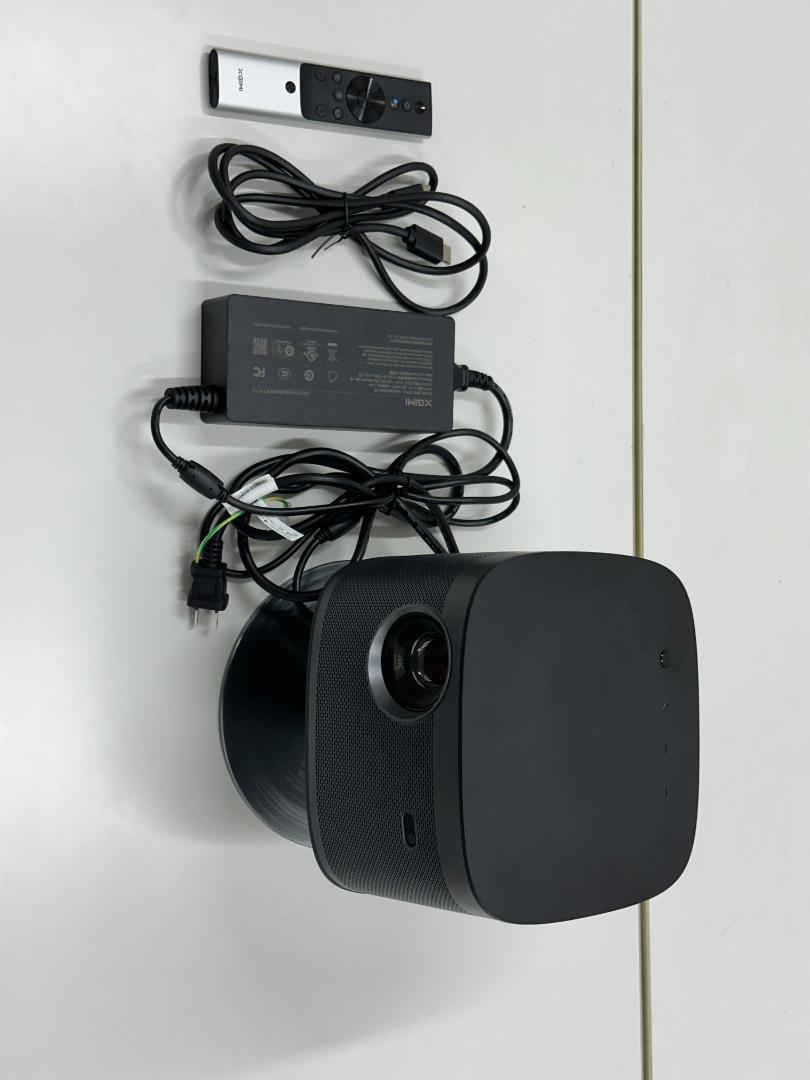 XGIMI Horizon Pro 4Kプロジェクターと純正スタンド