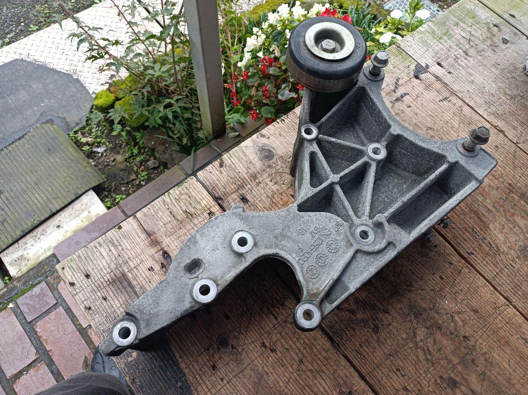 エスカレード02 オルタネーターパワステブラケット6.0L