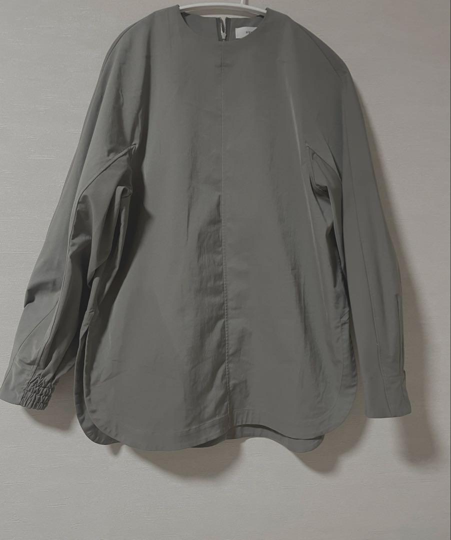 HYKE TASLAN TWILL TOP 薄いカーキ系　ブラウス　入学式