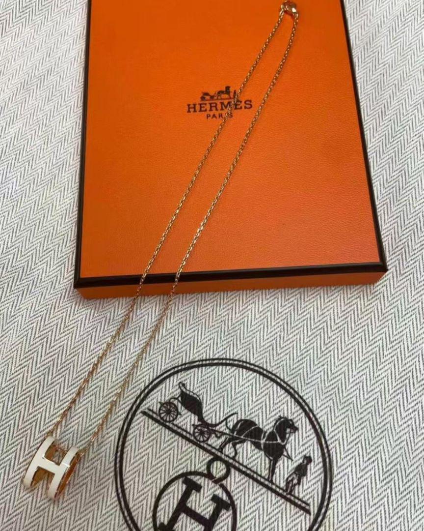 Hermèsエルメスの美しいネックレスホワイトMiNI Hermèsエルメスの美しいネックレスホワイトMiNI - メルカリ