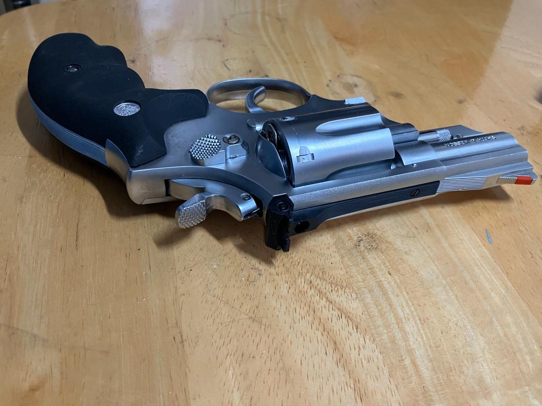 Smith & Wesson シルバーリボルバー