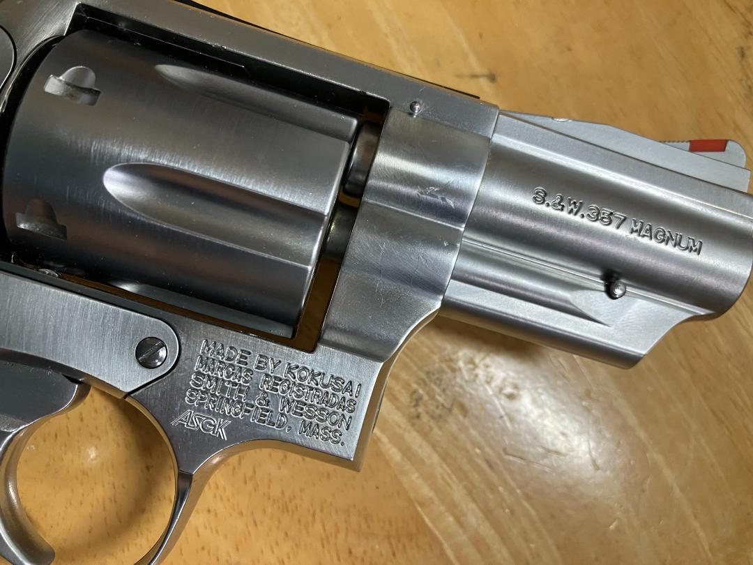 Smith & Wesson シルバーリボルバー