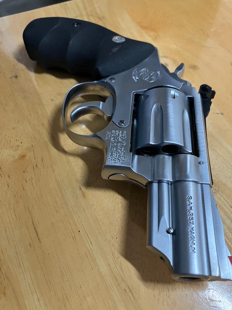 Smith & Wesson シルバーリボルバー