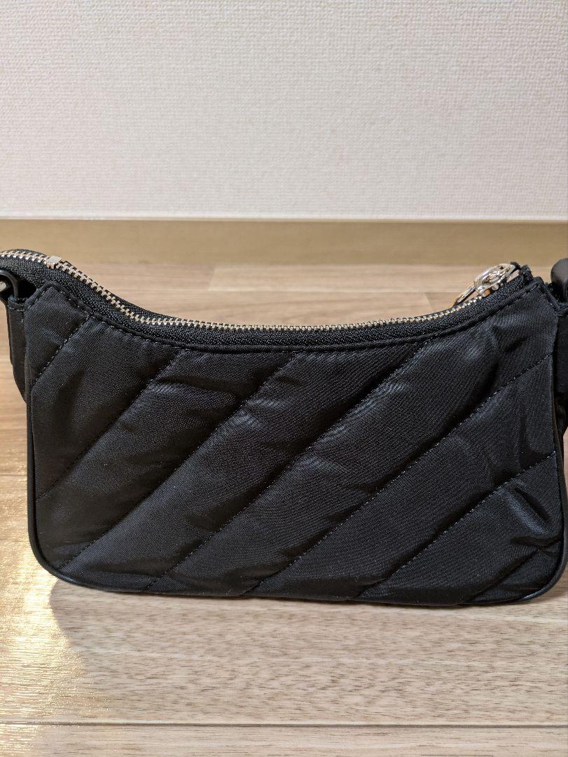 CHARLES & KEITH ブラックナイロンバッグ