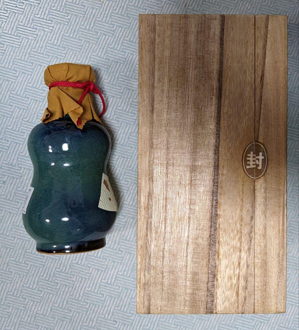 1999年瓶詰め25年経過の陶器製瓶＆木箱入泡盛“御酒 瑞泉”、43度720ml