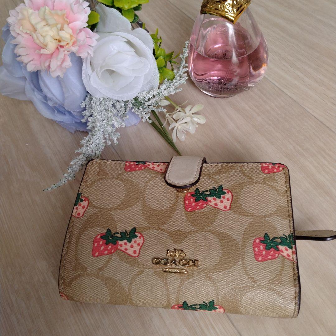 新品未使用級‼️COACH コーチ イチゴ柄 三つ折り財布 楽天市場】コーチ 苺 財布の通販