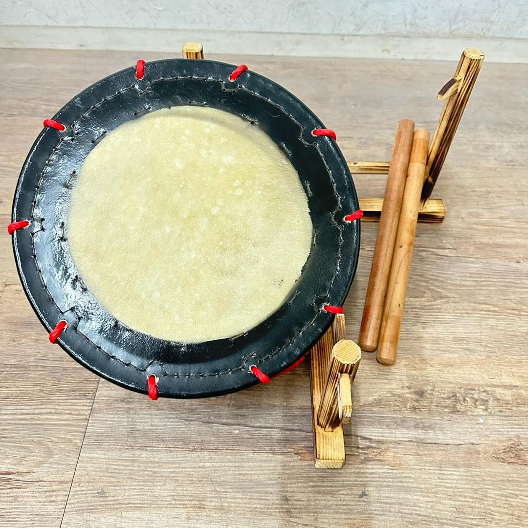 【新品・未使用】　牛革　和太鼓 締め太鼓・バチ付き・台付き 新品・未使用】 牛革 和太鼓 締め太鼓・バチ付き・台付き