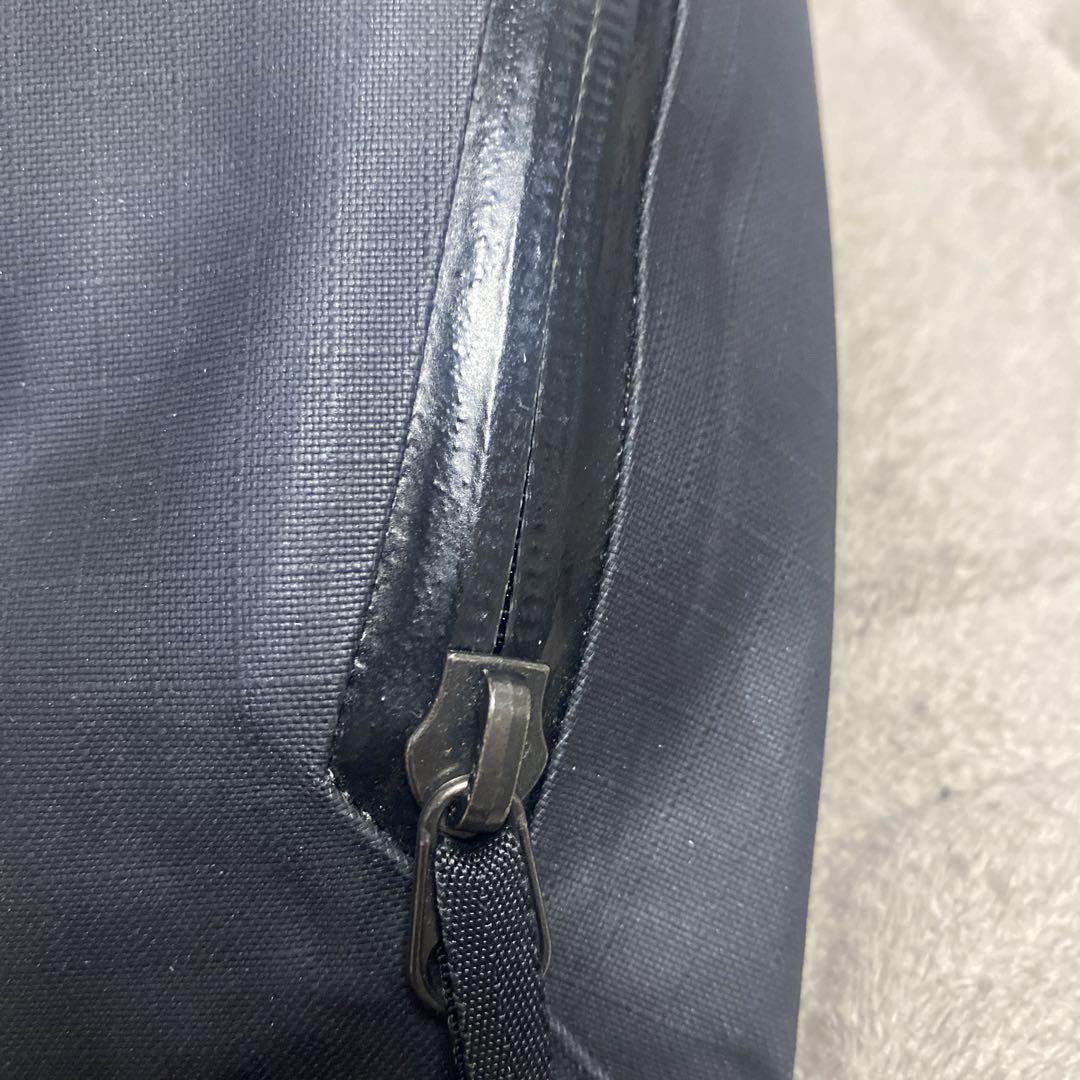 Arc'teryx ブラックボディバッグ
