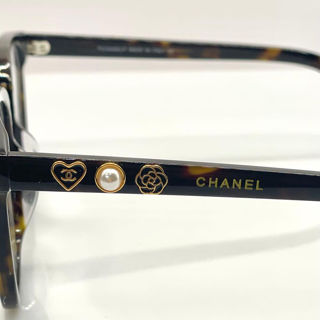 CHANEL 眼鏡用フレーム 新作テンプルカメリアココマークパール付ブラウン鼈甲