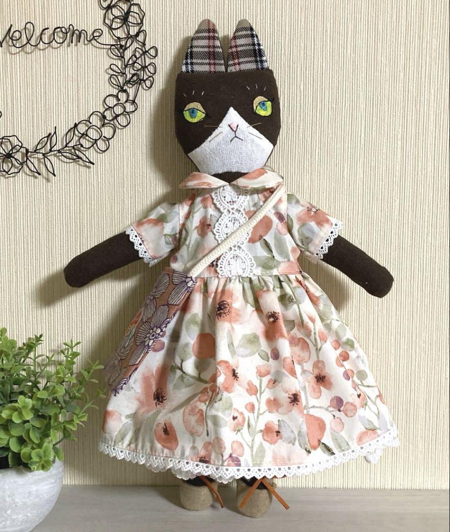 動物着せ替え人形　茶ハチワレネコさん 4,680円