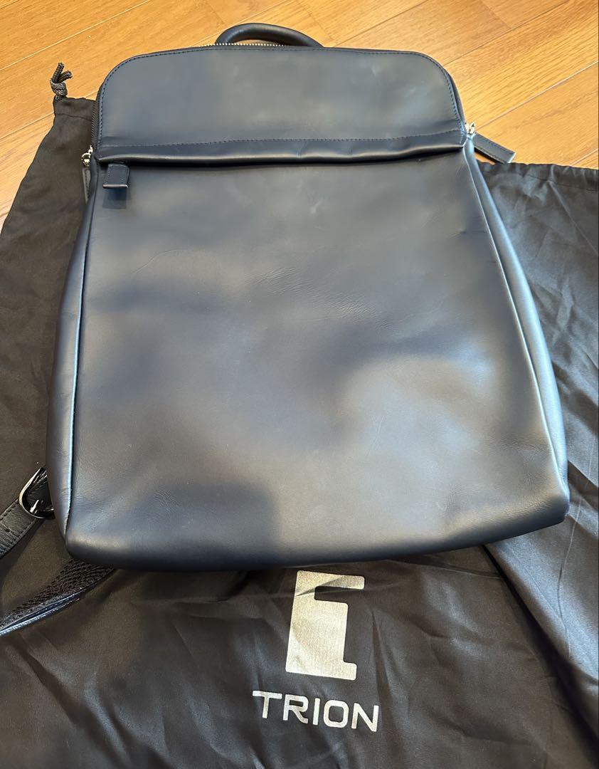 【美品】TRION 薄型バックパック　リュック　ネイビー