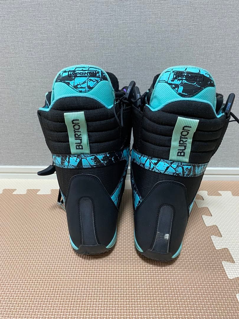 Burton スノーボード板・ブーツ・バインディング・ケース2個の5点セット Burton スノーボード板・ブーツ・バインディング・ケース2個の5点セット