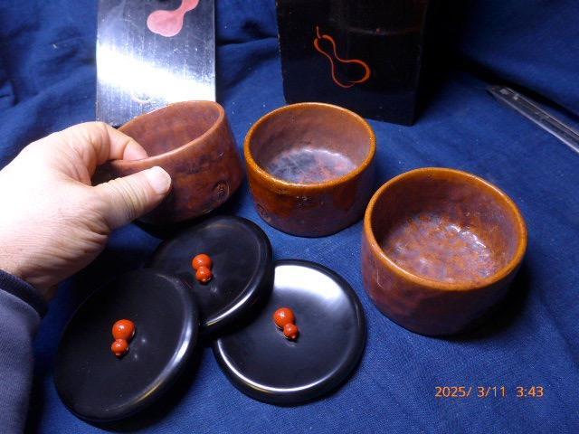 とても粋な三段蓋付き椀入れです。瓢箪の絵が特徴です。