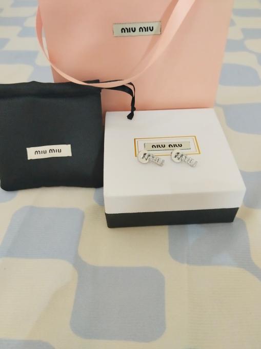 MIU MIU メタルピアス クリスタル装飾付き