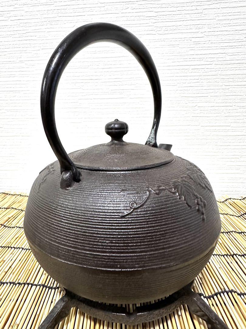 新品、未使用品、共箱付　南部宝星堂及富鋳造所造１５型糸目葡萄　鉄瓶　南部鉄瓶