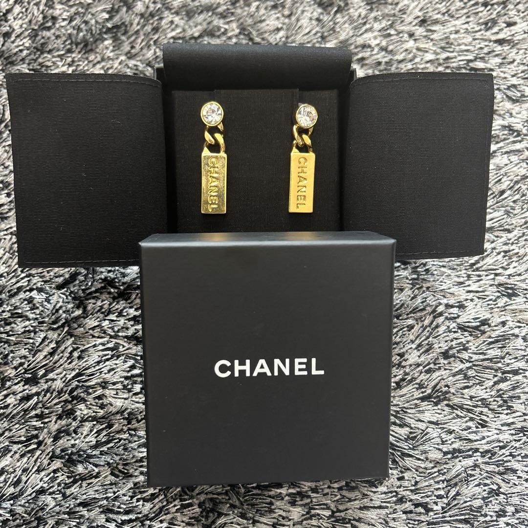 シャネル CHANEL ピアス L21 プレート ロゴ ラインストーン ゴールド
