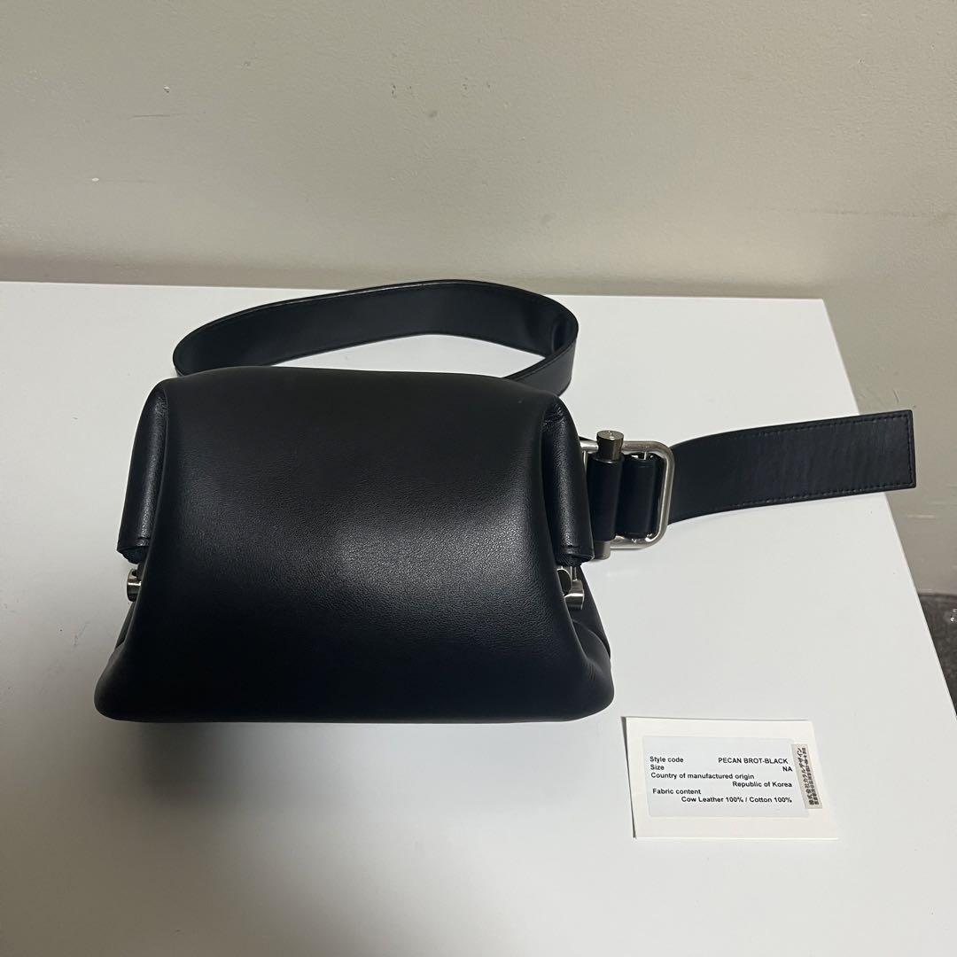 【関税込み】OSOI ブラック Pecan Brot バッグ Osoi Pecan Brot Leather Shoulder Bag | Black | FARFETCH