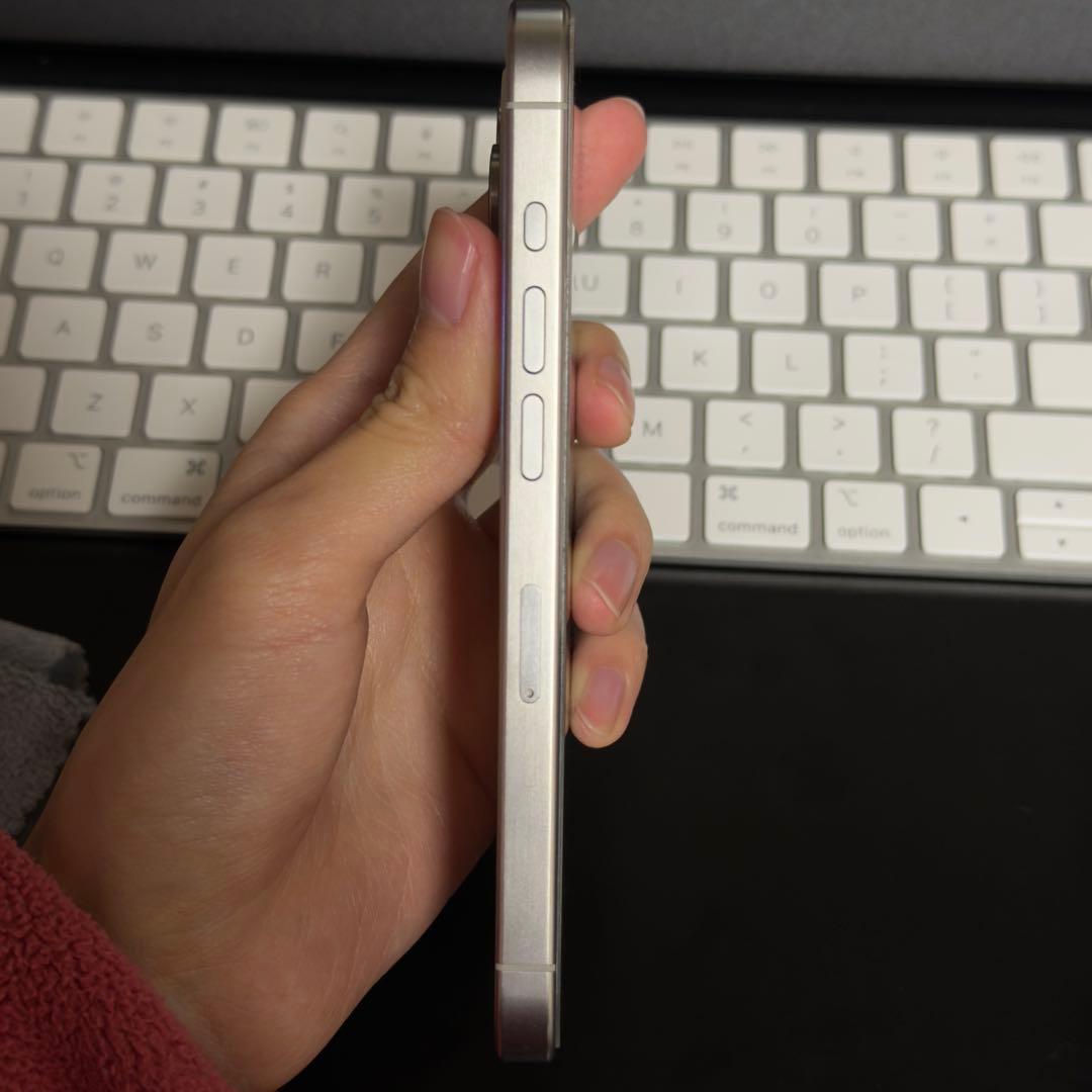 【傷なし・美品】iPhone 15 Pro シルバー 256GB SIMフリー 【傷なし・美品】iPhone 15 Pro シルバー 256GB SIMフリー