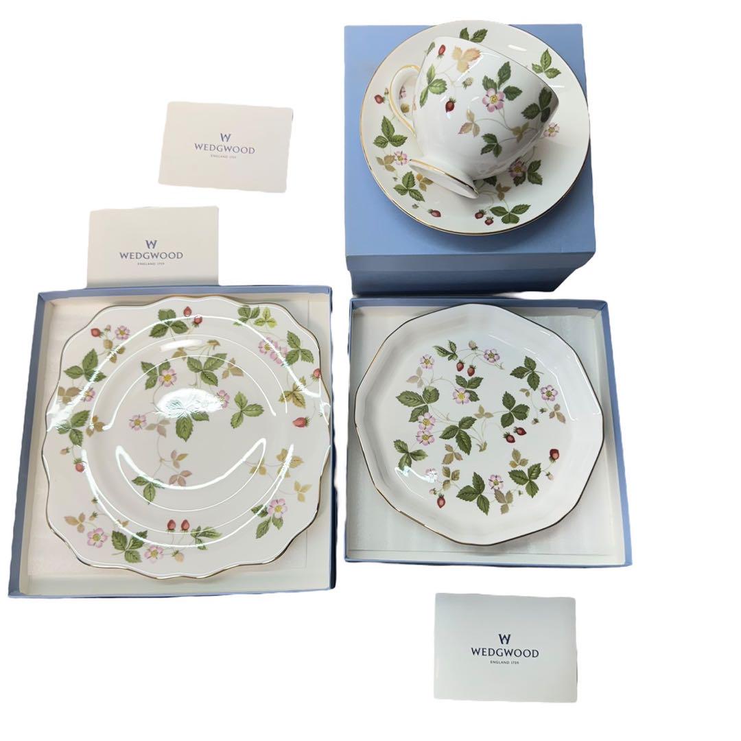 WEDGWOOD ワイルドストロベリーカップ&ソーサー＋プレート×2