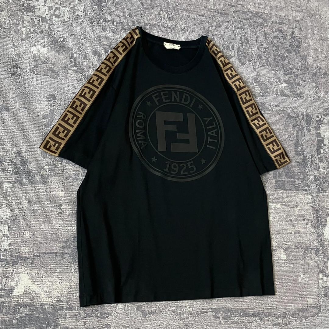 【人気ブラック】フェンディ ビッグロゴ入りTシャツ ズッカ柄 ラバーロゴ 黒