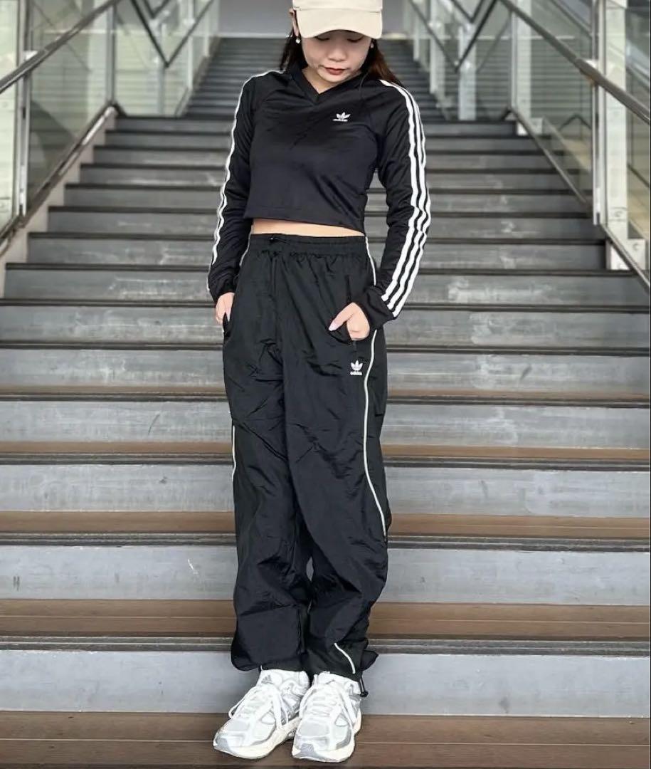 adidas ブラック 長袖 クロップドトップス XS レディース 長袖 クロップTシャツ ブラック｜アパレル