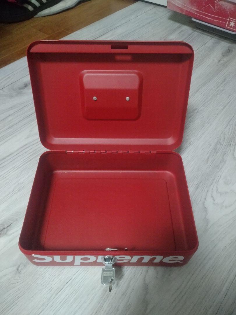 Supreme 鍵付きレッドボックス - メルカリ
