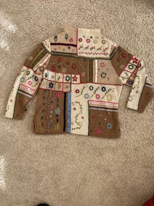 クラフトヒロのビーズ刺繍が表も裏も全体についているとっても可愛いセーター