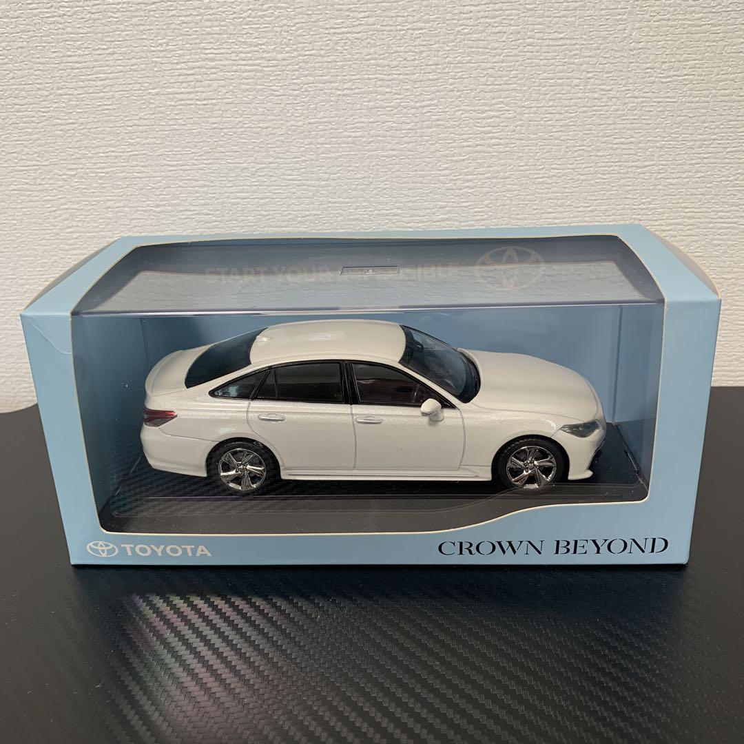 トヨタ　クラウン　ミニカー<1/30スケール　ダイキャスト製＞