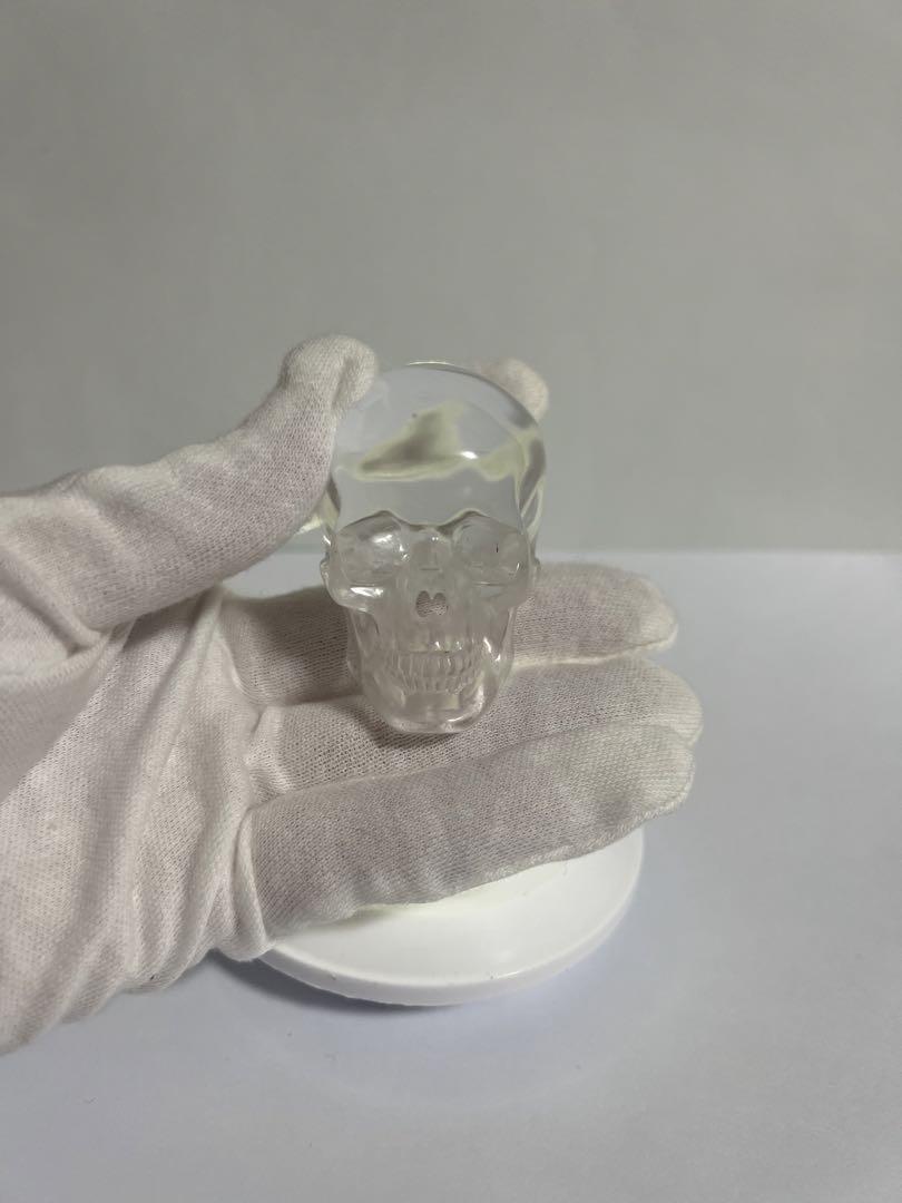 天然水晶の手彫り宇宙人の頭蓋骨 天然水晶の手彫り宇宙人の頭蓋骨
