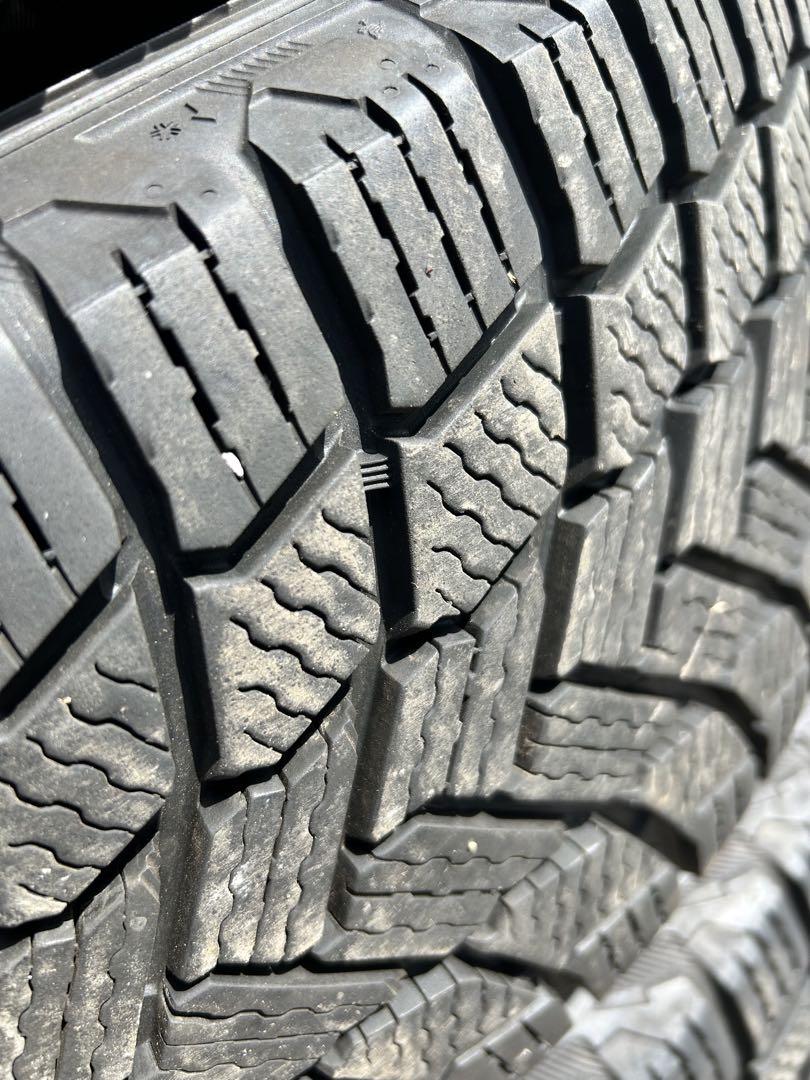①スタッドレスタイヤ 215/70R16 4本セットのうちの２本　1/2
